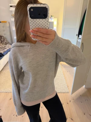 stickad hoodie🩶 - en tunnare stickad tröja, passar perfekt inför en sommarkväll💛 