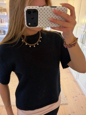 stickad kortärmad💙 - super mysig mörkblå stickad kortärmad! perfekt inför sommaren✨