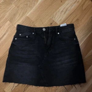 Svart jeanskjol från H&M, strl 34 - Svart jeanskjol från H&M i storlek 34. Kjolen har klassisk femficksdesign, knapp och dragkedja fram. Midjemåttet är ca 32-32,5cm, längd ca 34-35cm🩷🩷 Läs gärna bio🥰 OBS! Skriv innan köp, säljer på fler ställen💓