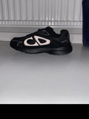 Dior b30 - Säljer ett par dior b30. Skorna är helt oanvända så helt nya. Skriv vid funderingar eller fler bilder