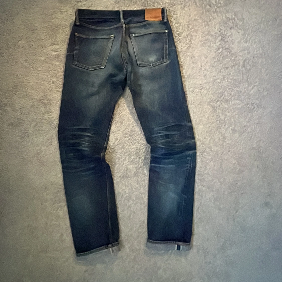 Mörkblå raka jeans med slitningar - 2