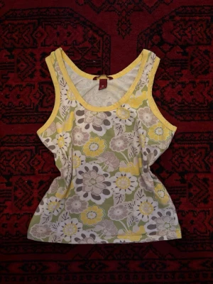 Linne - Väldigt gullig linne som passar dig som är M och S. Är använt få gånger.