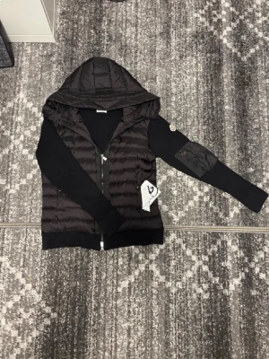 Moncler cardigan - Moncler cardigan svart jätte fin skön att ha på sitter bra på storlek S