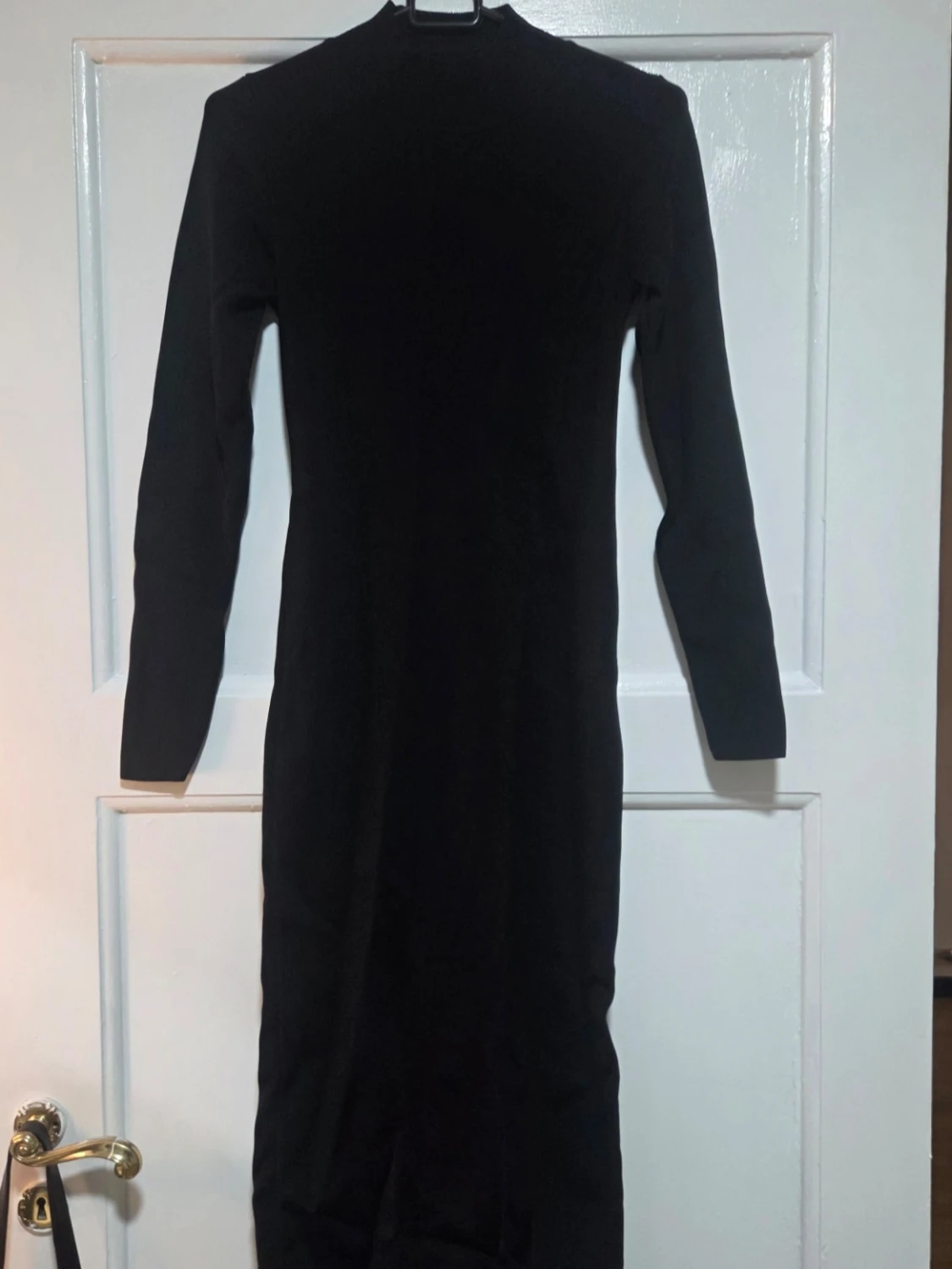 Svart långärmad midiklänning med öppen rygg - 1