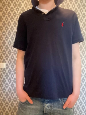 Ralph Lauren pike  - Skick: 9/10 | Storlek: M | Pris: 599 | Finns inga defekter! | Modellen på bilden är 170, 60kg | Hör av er vid frågor! 🙌
