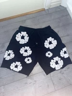 Denim tears - Feta denim tears shorts i bra skick. Jag säljer dem eftersom dem är lite stora på mig ( jag är 176 väger 60) pris kan diskuteras 