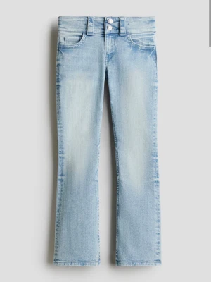 Jeans Hm - Low waist bootcut jeans från Hm. Färgen ser mörkare ut på mina bilder men är samma som på första bild. 