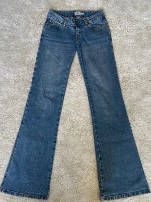 Lågmidjade jeans - Lite slitet längst ner på byxorna men märks inte💕pris kan diskuteras