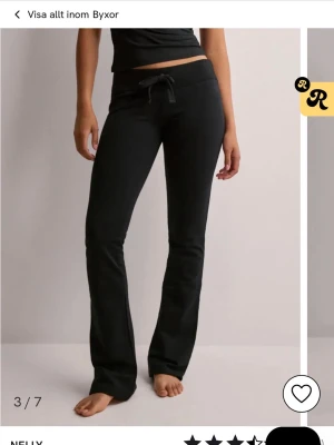 Cozy chill bootcut mjukisbyxor Nelly - Skulle passa någon som är 158-164, det finns ett riktigt litet hål baktill på byxorna 🥰
