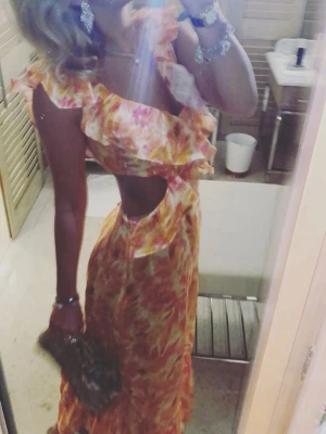 Eftertraktad Zara klänning - Säljer denna sååå sjukt fina och så eftertraktade långklänningen med volanger från Zara! Så fin till bal och liknande 😭😭🙏🏼🙏🏼❤️❤️