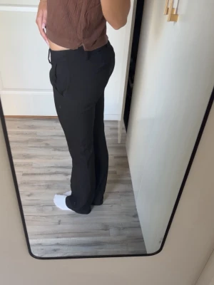 Bikbok kostymbyxor  - Säljer dessa superfina kostymbyxor köpt ifrån bikbok, knappast använda men jag sprättade upp de i början och sedan la upp de igen då dem blev för långa. Passar mig bra i längden som är 173 och oftast använder xs/s i byxor💕💕