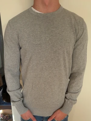 Grå stickad tröja från Bruun o Stengade - Tja! Säljer nu denna feta tröja från Bruun o stenegade   Riktigt stilren och passar perfekt till både vardag och sommaroutfits. Funkar till allt och sitter riktigt bra.  Skick: 9/10 Pris: 399 kr (kan diskuteras vid snabb affär 💸)