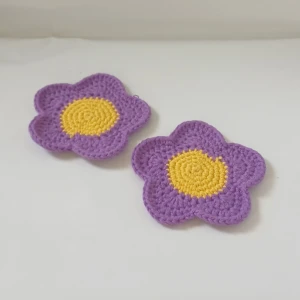 Glasunderlägg blomma lila - Handvirkat glasunderlägg. Priset är för ett underlägg.