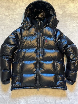 Svart pufferjacka från Ralph Lauren - Svart pufferjacka med glansig finish från Polo Ralph Lauren | Storlek S | I princip nytt skick inga tecken på användning! | Kan gå ner lite i pris vid snabb affär🤝🙏