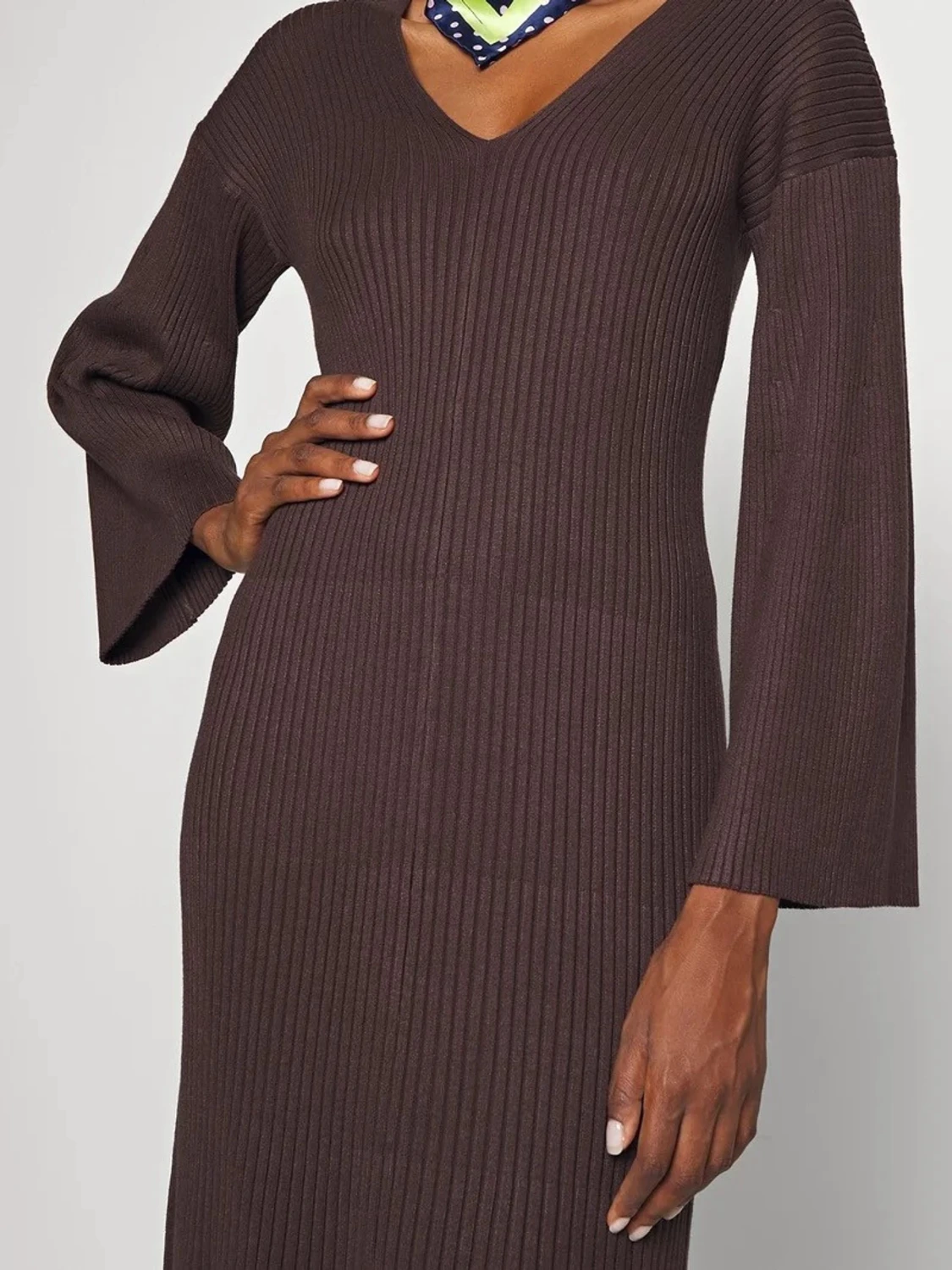 Brun ribbad långklänning med v-ringning