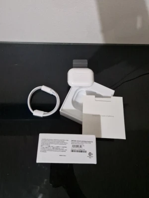 Apple trådlösa hörlurar Gen2 pro - Säljer ett par helt nya Apple trådlösa hörlurar gen 2 pro. Allt är i nytt skick och är helt oanvänt. Pris diskuteras vid behov.