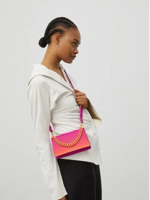 Axelväska/handväska Ideal of Sweden Ombre - Cool axelväska från Ideal of Sweden i färgskiftande rosa och orange med en orange kedja som handtag. Väskan har en avtagbar axelrem i rosa och är tillverkad i veganskt läder. Helt ny men finns liten knappt synlig prick från produktion. Ej använts då jag fick två i present. Nypris 799, tillverkas ej längre. 