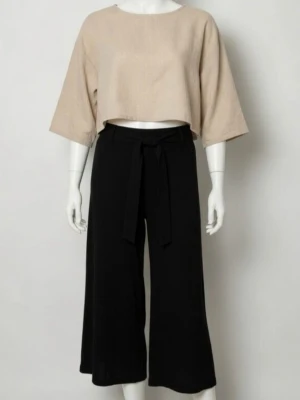 Svarta vida kortare byxor i jersey/mjuk bomull, sk culottes. Oanvända. Felfria. Strlk: 34/XS. - Svarta vida kortare byxor, sk culottes, i jersey/mjuk bomull. Knytband I midjan.  Oanvända. Felfria. Strlk: 34/XS. Skyltdockan visar ungefär hur de ser ut på.