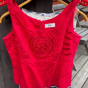 Flash topp röd stl 40 - En röd topp från Flash med broderade detaljer.  Perfekt för vissa tillfällen! stl 40