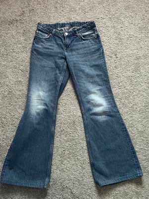 Weekday jeans  - Snygga jeans från weekday i modellen Nova low booutcut!. Storlek w27, i bra skick 💕pris kan diskuteras!