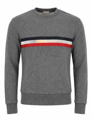 Grå sweatshirt från Moncler - Snygg grå sweatshirt från Moncler med rund halsringning och broderad logga på bröstet. Tröjan har en cool randig detalj i marinblått, vitt och rött över bröstet. Tillverkad i mjukt bomullsmaterial och har ribbade muddar vid ärmslut och nederkant.