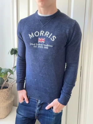  Morris tröja stickad  - Morris tröja stickad, lite liten på modellen.  Inga defekter! Modellen i bilderna är 180 cm 75 kg och bär Storlek S , Kom med frågor! 🌟 (Kan gå ned i pris vid köp av paket 😉) 