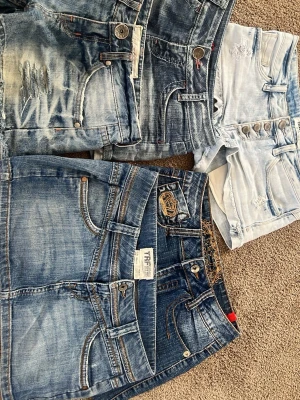 Jeanskjolar och jeansshorts  - Jag säljer jättemånga snygga jeansshorts och jeanskjolar. Pris ligger mellan 200-400 kr. Kontakta mig om du har några frågor och pris kan diskuteras vid snabba köp!