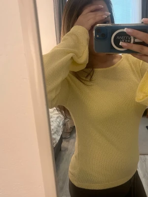 Gul off shoulder tröja - Trendig ljusgul tröja med off shoulder-design och vida ärmar. ’wide sleeve sweater’ från Nelly i storlek M. Mjuk och skön stickning som inte sticks/kliar alls! Aldrig använd. Original pris 280kr Pris kan diskuteras