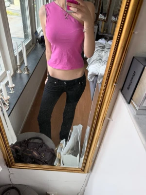 Linne med en bar axel💗 - Säljer ett rosa linne med en bar axel från weekday,fin rosa färg, festlig och vardaglig om man vill det, skönt och luftigt material💗