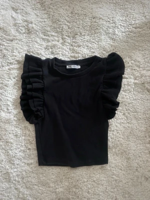 Volangtröja - Svart volang tröja från Zara bra skick Skriv om några frågor