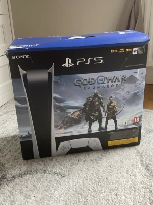 PlayStation 5  - PlayStation 5 Digital Edition. Boxen är lite skadad för jag hade öppnat fel men själva kontrollen och konsolen är helt ny, har bara användt i 3-4 dagar. Konsolen är vit och svart med futuristisk design och levereras i originalkartong. Stöd för 8K, 4K och HDR. Perfekt för dig som vill ha grym grafik och snabb prestanda.            ⚠️INGÅR INTE GOD OF WAR RAGNARRÖK⚠️