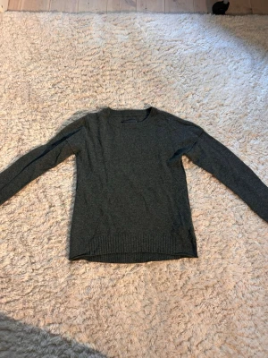 Zadig & Voltaire tröja - As snygg Zadig & Voltaire tröja i Kashmir med stjärnor på armbågarna! Pris kan diskuteras❣️❣️Storlek S