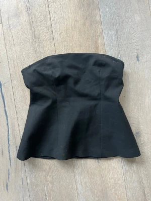 Svart topp från Zara - Säljer denna söta toppen från Zara. Tyvärr, är den sönder - ingen dragkedja, därav priset🌸