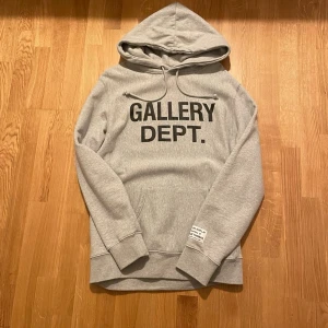 Gallery Dept. Hoodie - Gallery Dept. Hoodie i storlek M, använd under ett tillfälle. Hör av vid minsta fundering!