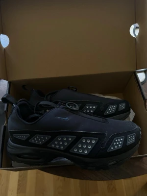 Nike Air Max svart sneaker - Nike Air Max SNDR i färgen Black/Silver, helt nya och aldrig använda. Originalbox medföljer. Kvitto finns.