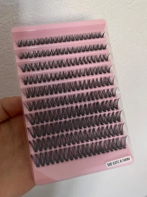 Svarta volymfransar 50D 8-16mm - Ett set med svarta volymfransar i olika längder från 8 till 16 mm, perfekt för dig som vill skapa en fyllig och dramatisk look. Fransarna är organiserade i kluster på en rosa bricka och har en tunn och lätt design som gör dem enkla att applicera. | KOM MED PRISFÖRSLAG 💕|