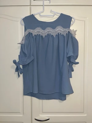 Pusero S/M - Vaaleansininen koristeellinen pusero. Olkapäät jää paljaaksi. Ei koko tai pesulappuja. Koko noin S/M. Kaikai n 48cm, olkahelma n 57cm. Eläintalous MMM Katsothan myös muut ilmoitukseni Tarjoa 