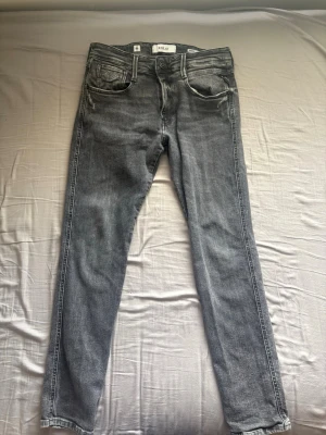 Replay Anbass  - Gråa Replay Anbass jeans i storlek 32/30