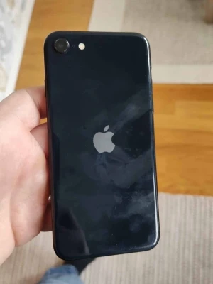 iPhone SE 2022 - 90% Batteri - En fin liten iPhone SE 2022 blå 64gb  Olåst och nollställd   Fungerar bra med ett starkt batteri på 90%  Finns två stora repor på displayen men syns knappt när displayen lyser , även baksidan har endel repor   Skicka iväg ett meddelande om du undrar över något