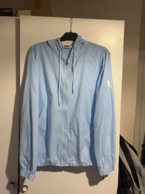 Risky Universe Windbreaker - Säljer denna Windbreaker från Risky Universe då jag bara vill bli av med den. Den är i 10/10 skick och är aldrig använd, inga skador eller så heller på den. Jackan är XL men passar L då storlekarna på dessa jackor är små i passformen. Om du har frågor eller är intresserad så är det bara att höra av dig🤝