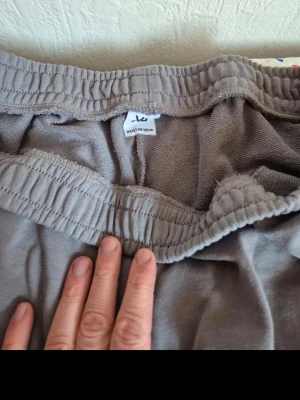 KV Kläder - Säljer ett set med kläder från kriminalvården. Byxor, sweatshirt, tofflor och två par oanvända kalsonger. 