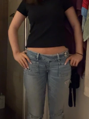 Low waist Gina Tricot jeans - Säljer dess efterfrågade jeans ifrån Gina! De är så fina men tyvärr lite stora så de kommer inte till användning. Ja har kanske använt dem 4 gånger så de är som nya💕💕