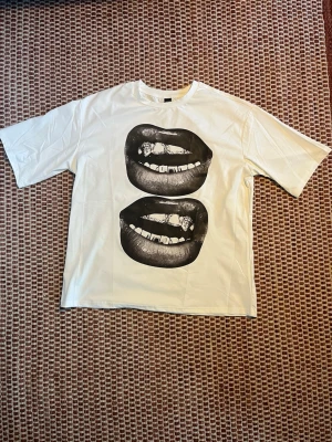 Vit Manfinity T-shirt  - Säljer denna feta Manfinity T-shirt 🤩Tröjan är storlek M men, men sitter ungefär som en storlek L. Tveka inte att höra av dig vid minsta fråga eller fundering 🙌