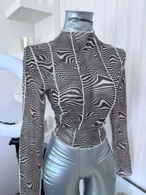 Mönstrad mesh topp, Strl M - Unik topp med mönstrad design, mycket bra skick! Köpt på H&M  Storlek M