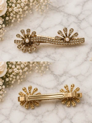 Guldig hårklämma med blommor och pärlor - 1 st Snygg hårklämma i guld med två blomformade detaljer, dekorerade med gnistrande strass och en vit pärla i mitten av varje blomma. Klämman har en elegant och glittrig design som ger en lyxig känsla till din frisyr.