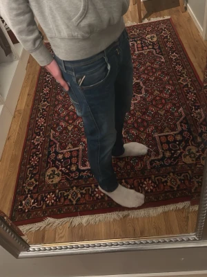 Mörkblå slim fit jeans - Jättesnygga replay ANBASS jeans. Storlek 31. Jeansen har inga difekter eller missfärgningen på sig. Skriv gärna vid funderingar eller pris!!!