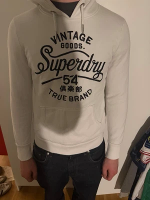 Vit Superdry hoodie med tryck - Små svettfläckar i respektiva armhålorna 