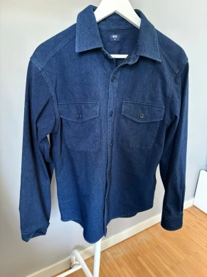 Mörkblå overshirt från Uniqlo - Mörkblå obershirt från uniqlo knappt använt den max 10 gånger. Hör av er vid frågor