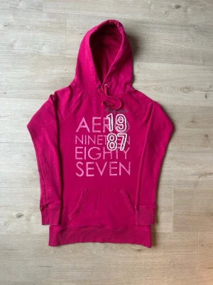 Rosa Aeropostale Hoodie Storlek S - Fin Aeropostsale Hoodie i rosa färg. Tröjan är i mycket bra skick och sparsamt använda. |  Äkta som allt annat jag säljer! ✅ |  Storlek: S | Skick: Mycket Bra Skick | Färg: Rosa | Märke: Aéropostale | Modell: Hoodie |  Hör gärna av dig vid frågor så svarar jag så fort jag kan! 😁|   (Sku - 67)