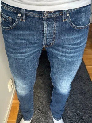 Tramarossa 1980 Premiumjeans |W35 | The Best Jeans In The World - Premiumjeans från  Tramarossa i en riktigt snygg blå tvätt! 🧵 Märke & Modell: Tramarossa - 1980 📏 Storlek & Passform: W35. Modern slim fit. 🧩 Material: 98% bomull, 2% elastan 📐 Mått: Midja: 43 cm Innerbens-sömm: 83 cm Ytterbenslängd: 108 cm ✅ Skick: 7/10 - Trådar har fallit av på märket där bak (inte tyget utan bara några trådar) Denim och allt annat i toppskick.  💰 Nypris: Ca 3500 kr 🧍‍♂️ Referens: Modell 189 cm. Passar ca 185-190 cm. ‼️Skickas samma dag/dagen efter‼️